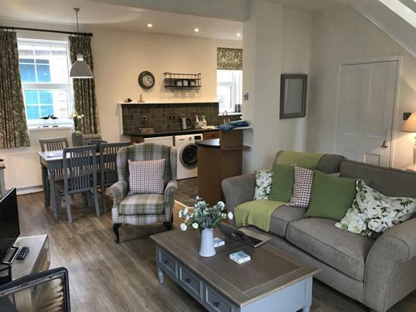 Дом отдыха Old Vicarage Near Woolacombe 2 X Sleeps 4 And 1 X Sleeps 10